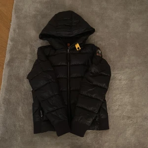 Svart dunjacka Parajumpers  - Svart dunjacka från Parajumpers, modell Sheen,  Köppt på kodsbrandstore med en QR kod som leder dig direkt till jackan (köpt för 5000) knappast använd