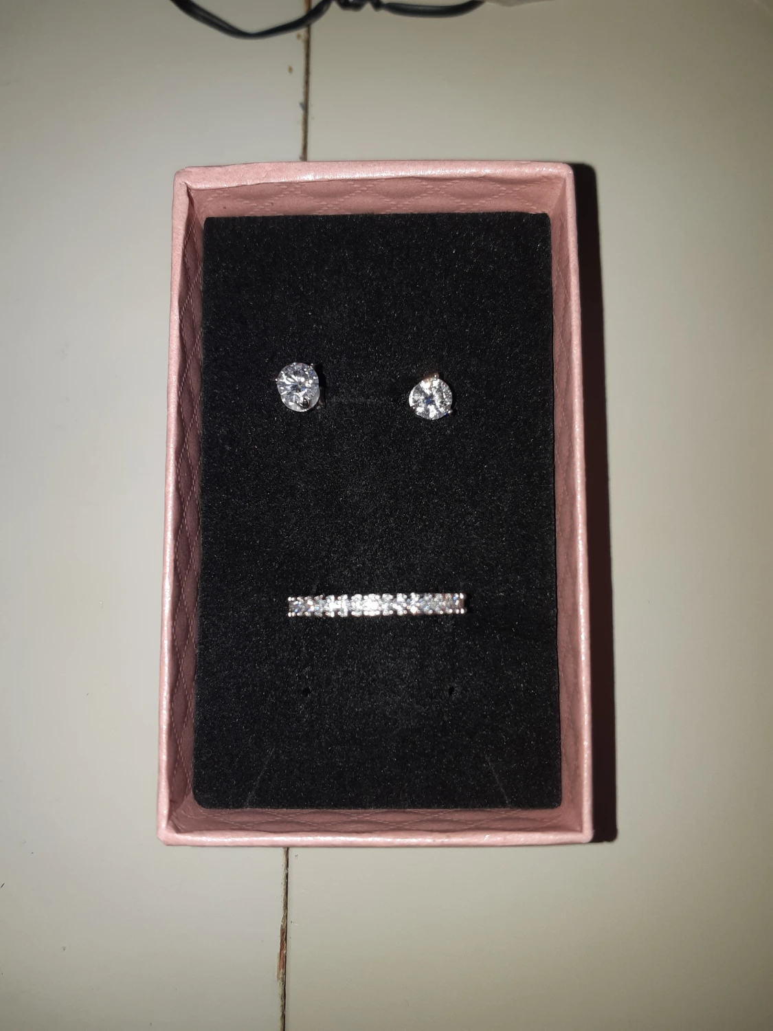 Smyckeset med örhängen och ring