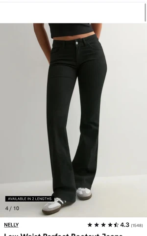 Svarta low waist bootcut jeans🩵🩵 - Säljer mina tyvärr försmå Nelly jeans, lågmidjade bootcut och långa i benen. Använt ca 3 gånger så i toppen skick! Nypris 700 men säljer för 450!!💗 Hör av er vid frågor🥰🥰