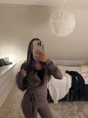 Brun yoga kofta med knyt - Den är knappast använd och jag brukar i vanligafall ha xs-S men denna i M sitter fint ändå 