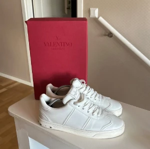 Valentino flycrews - Hej!!!!!! Säljer nu ett par valentino flycrews använda fåtal gånger nypris 8000kr ish mitt pris endast 1499kr!!!!!