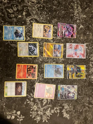 Pokémonkort: Reshiram och samling - Cool samling Pokémonkort med bland annat Reshiram, Tapu Koko och fler legendariska och holografiska kort! Perfekt för dig som vill boosta din samling eller börja spela Pokémon TCG. Korten har snygg design och passar både samlare och spelare.