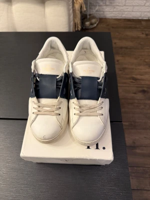 Valentino opens  - Väldigt fina skor från valentino. Extremt fint skick, det ändå är en liten reva på tån (se bild 1). Låda m.m följs med.