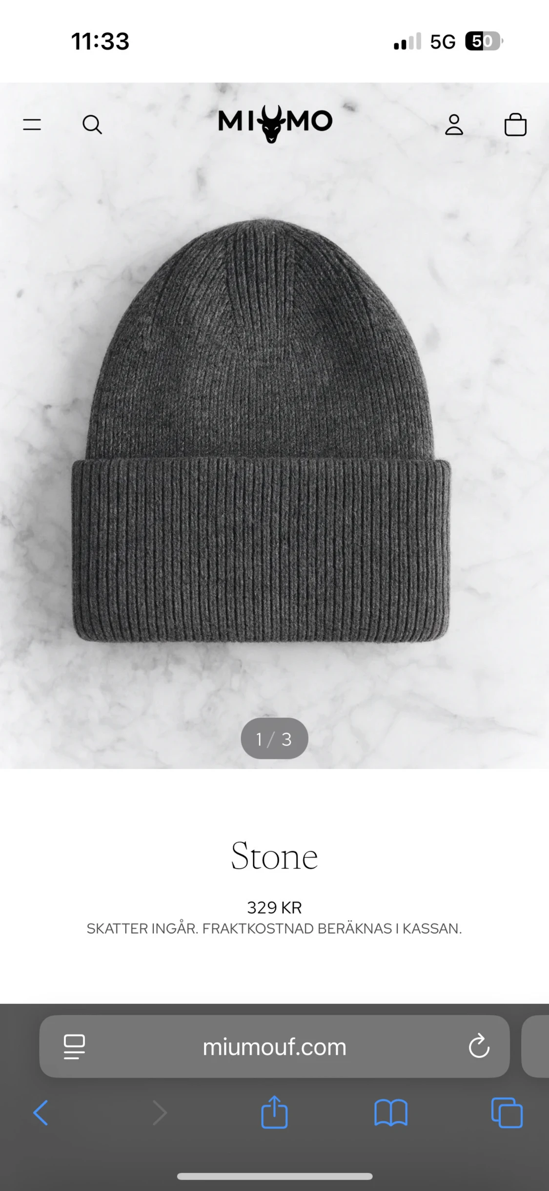 Grå ribbstickad mössa från MIUMO