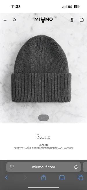 Grå ribbstickad mössa från MIUMO - Snygg grå mössa från MIUMO med ribbstickad design och uppvikt kant. Utsidan är stickad i mjukt material och insidan har ett lent, siden foder för extra komfort och för ditt hårs hälsa!  Perfekt för kalla dagar 🎄❄️