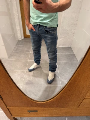 Replay jeans  - Ett par snygga byxor från Replay i storlek W33 L32 i modellen Anbbas 