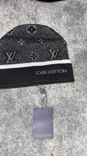 Louis V mössa - Fin Louis V mösss svart&grå helt ny storlek one size