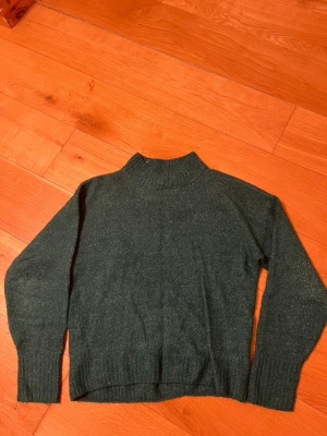 Stickad tröja - Mörkgrön stickad tröja som sitter så fint på! Är i storlek M men passar S också om man vill ha den lite större🥰