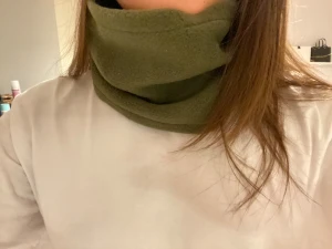 Mörkgrön buff - Säljer en jättemjuk och bekväm handsydd fleecebuff i en mörkgrön färg!! Skriv för frågor🥰🥰