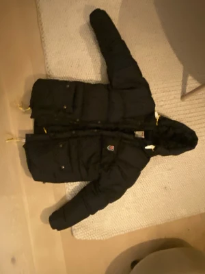 Fjällräven jacka!!  - Super snygg fjällräven jacka! Storlek S, kan gå ner i pris vid smidig affär❣️Finns en defekt på baksidan, se bild 4. 