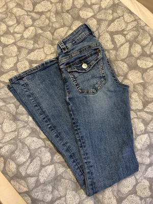 Jeans från Gina  - Jag säljer min jeans från Gina pågrund av att dom börjar bli för korta och för att dom inte kommer till användning💕Dom är nästan aldrig använda och är i bra skick!!💕 dom är både low waist och bootcut 