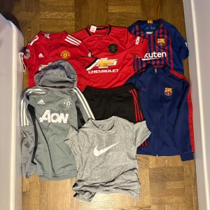Klädpaket Fotbollströjor och Shorts (147-158) - Alla tröjor i fint skick! Varierade storlekar mellan 147-158  Manchester United tröja 17/18 (Lukaku) Manchester United tröja 19/20 (Maguire) Barcelona tröja 17/18 (Messi) Manchester United Träningströja med luva Manchester United Shorts Barcelona Träningsjacka Nike Träningströja 249 kr styck pris. Vid köp av alla samtidigt 1250 kr.
