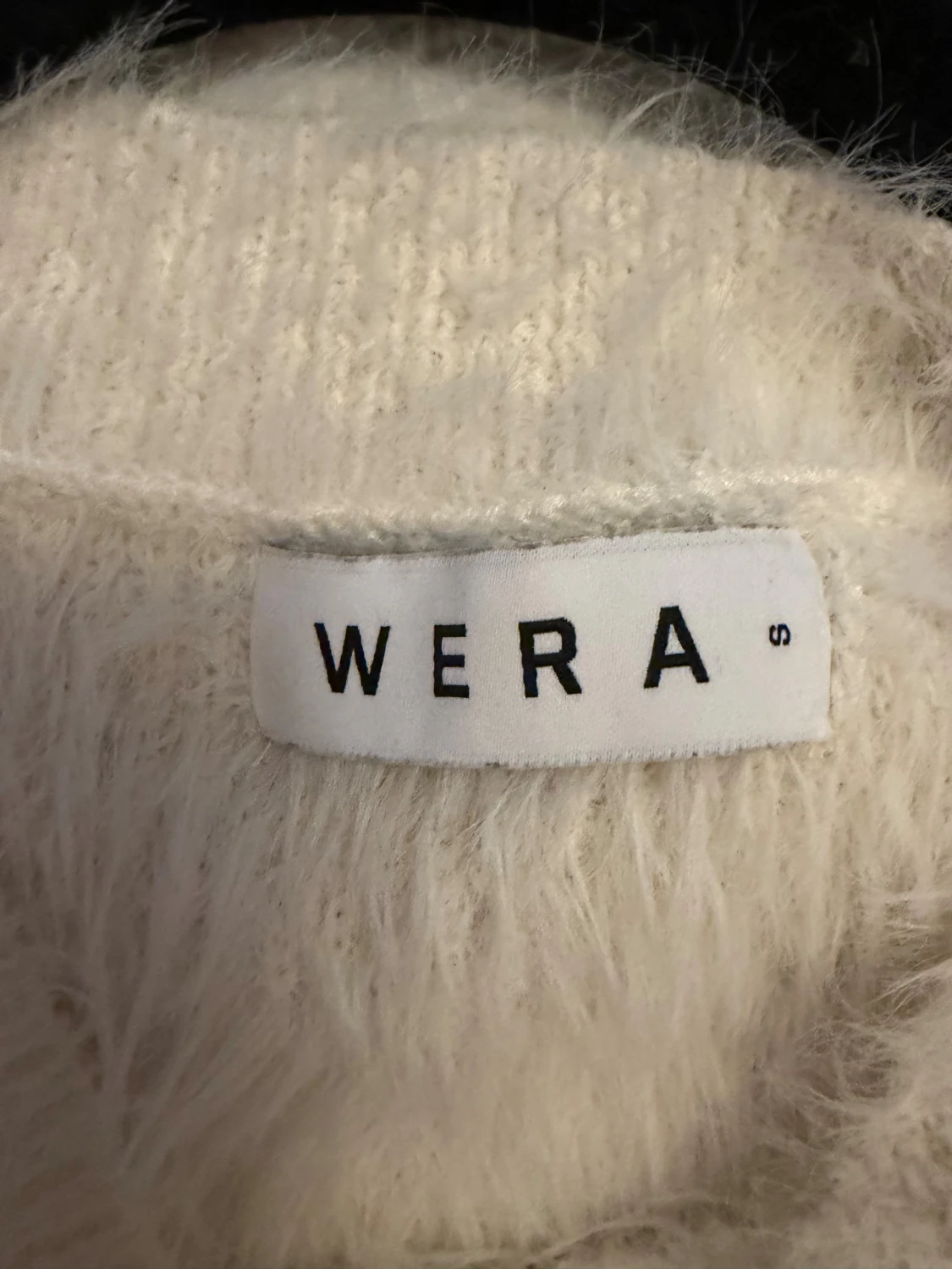 Vit fluffig stickad tröja från Wera - 1