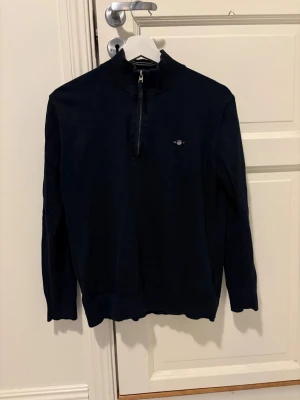 Gant navy blue half zip - Säljer en gant half zip som är i mycket bra skick. Den är köpt från kidsbransstore och är storlek 158-164. Inga skador alls på den. Skicka till mig om ni har andra frågor