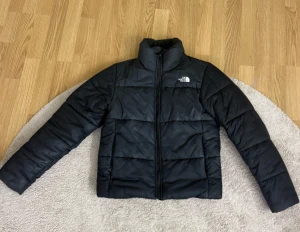 Svart pufferjacka från The North Face - Säljer min svarta pufferjacka från The North Face i storlek XS. Har använts en vintersäsong, men är fortfarande i superbra skick! Nypris 2699, pris går att diskutera❤️