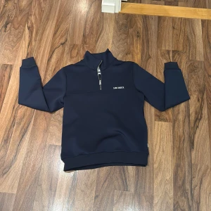 Les Deux tröja med dragkedja - Använd en gång sen har den hängt i en garderob. Storlek S