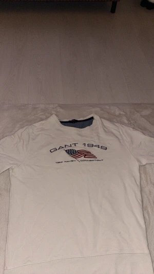 GANT TRÖJA  - En vit gant tröja med amerikans flaggan 