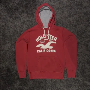 Hollister Hoodie - Säljer denna Hollister hoodien, den är storlek dam M men passar nog som herr xs också. Om du vill har frågor eller vill ha mer bilder kom DM :)