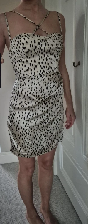 Miniklänning från Zara, storlek XS. - Snygg miniklänning från Zara i leopardmönster. Figurnära passform och lätt glansigt material. Mycket bra skick. Storlek XS.