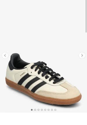 Samba - Jätte fina adidas samba, perfekt för vardagen där man vill ha något basic. Perfekt för alla outfits och är använda endast ett par fåtal gånger. Skorna är i jätte pga pris och är köpta från Zalando 😍 Original pris 1079kr.