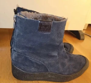 Blå boots från Canada Snow - Säljer ett par mörkblå boots från Canada Snow med mjukt pälsfoder på insidan. Storlek 36 (passar mig som har 37). Knappt använda så i superbra skick. Äkta ull. Ser mörkblåa ut men de är mycket mörkare i verkligeten, svarta nästan. Köparen står för frakten 💕 nypris ligger runt 1400kr.
