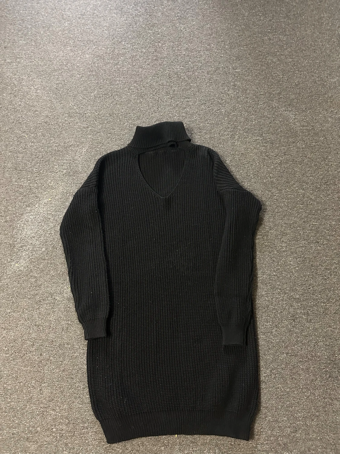 Svart stickad poloklänning