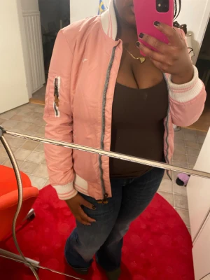 Rosa bomberjacka  - Cool Rosa bomberjacka i storlek M men passar även L. 