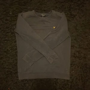 Mörkblå/svart lyle and scott hoddie  - Lyle and scott hoodie som bara är använd 5-6 gånger och är i väldigt bra skick, inga fläckar eller skador på nått vis. Mvh Sigge 