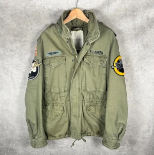 Ralph Lauren Field Jacket | M - Ralph Lauren Field Jacket | Grymt skick | Storlek M | Modellen är 185cm och väger 65kg | INGA BYTEN | Fraktar spårbart eller möts upp i Täby 