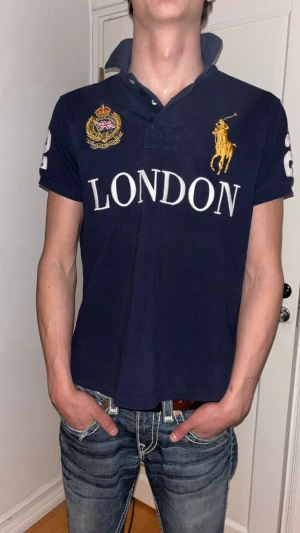 Big pony Ralph lauren pike - Riktigt fet London piké av Ralph lauren. Inga defekter, skriv vid minsta fundering! Grabben på bilden är 185cm och 67kg.