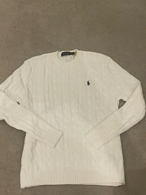 Vit polo Ralph lauren stickad - En vit stickad Ralph lauren som inte andvänds 