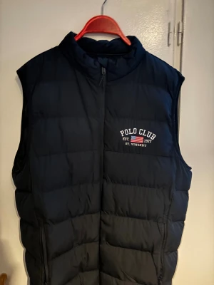Polo Club Dunväst - Skön och varm dunväst som passar bra till varmare vinterdagar och höst/vår. Storlek är XL men är mer som L i storlek. Använt ett fåtal gånger för att jag köpte den precis innan sommar. 
