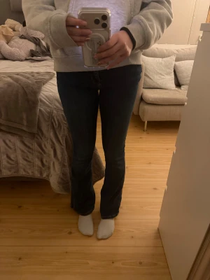 Lågmidjaze flare jeans  - Snygga blå jeans med låg midja och flare-ben, längd 31. Modellen är tight upptill och släpper ut vid vaden💕 Pris kan diskuteras🥰