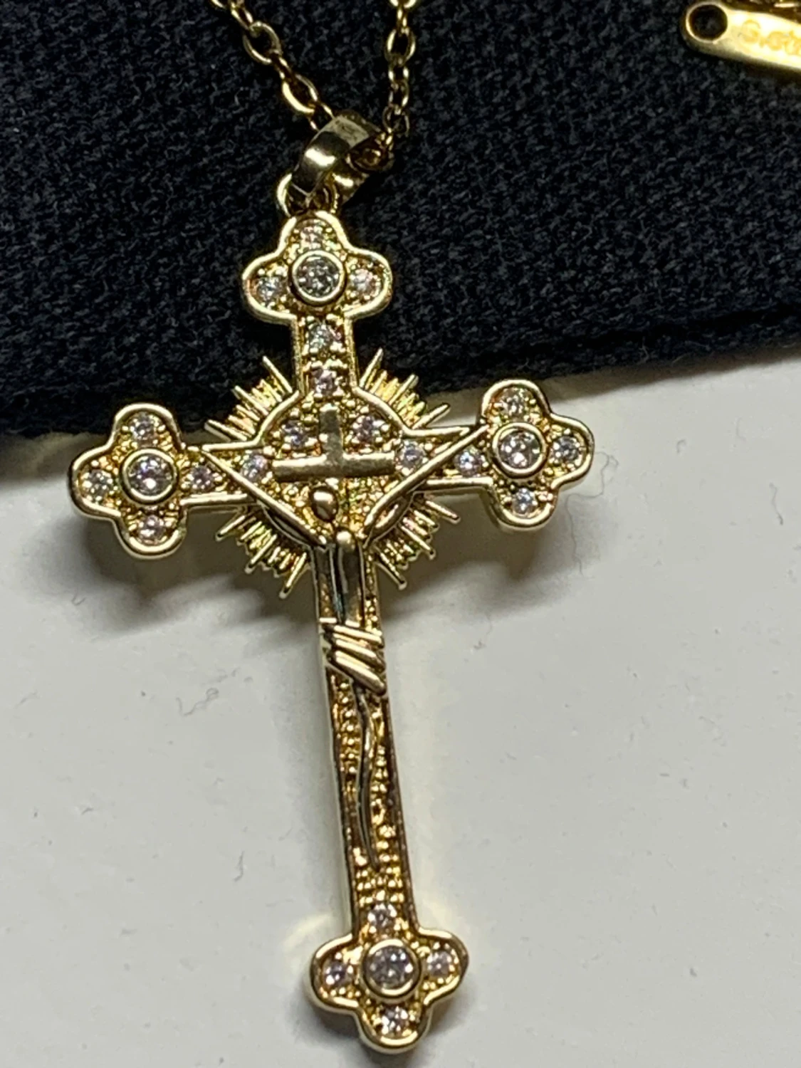 Guldfärgat korshalsband Luce D'Oro - 1