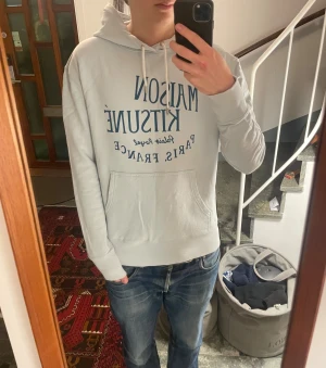 Maison kitsune hoodie - Tja! Säljer denna maison kitsune hoodien. Använd ett fåtal gånger, inga defekter. Den är storlek M och jag är 183 cm lång. Har du några funderingar är det bara höra av dig!