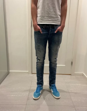 Dondup George Jeans - Säljer nu dessa Dondup George Jeans med snygga slitningar i populär design, skriv för fler bilder/frågor🙌🏼