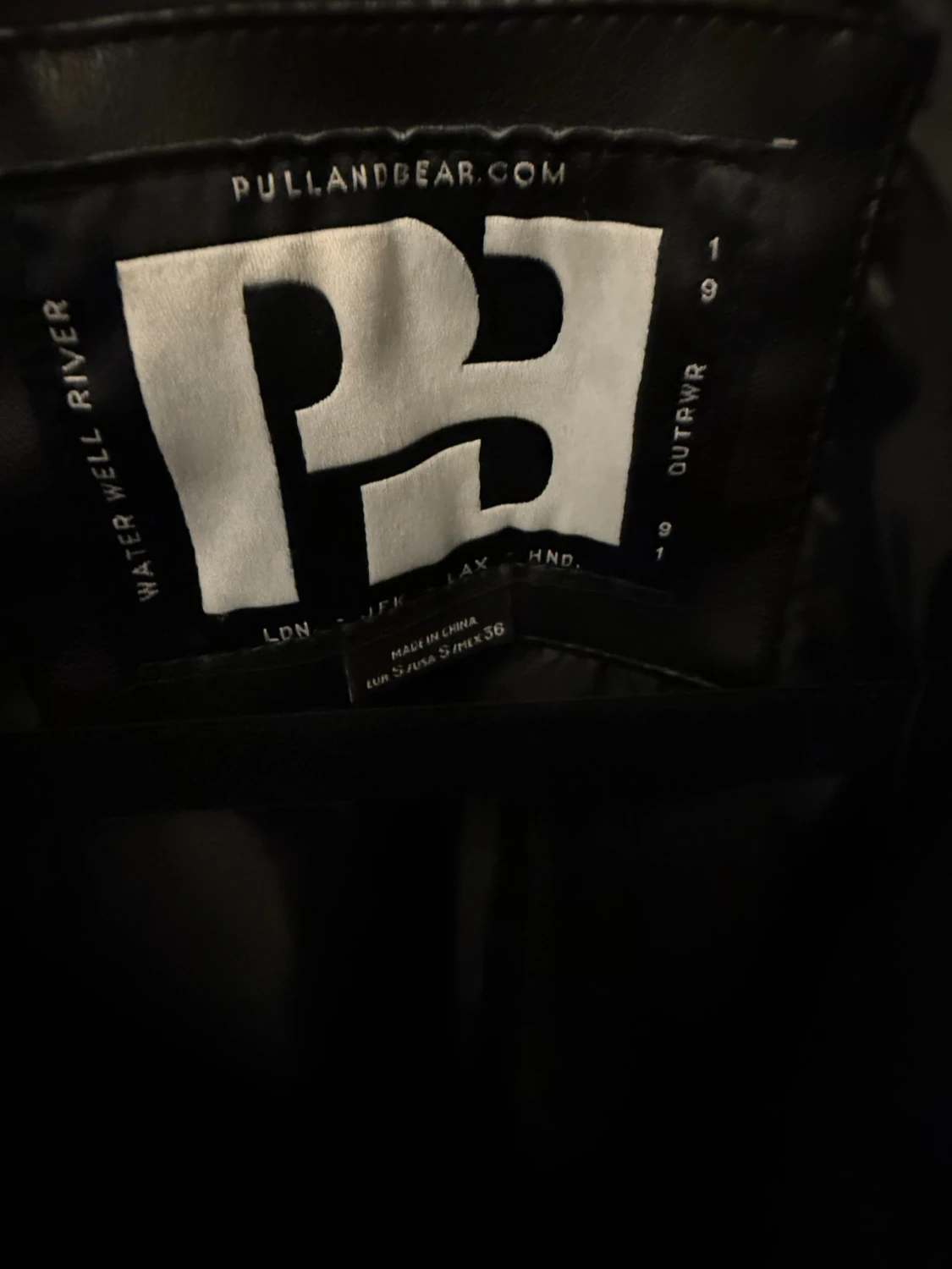 Svart skinnjacka från Pull&Bear - 1