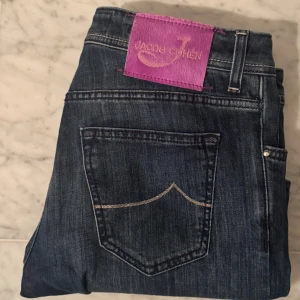 Jacob Cohën jeans style 622 - Jacob Cohen jeans – modell Nick, blå, strl 32 Sparsamt använda och i mycket fint skick. Säljes då de är för skinny för mig. Mått: 107x43 (längd och midja i cm) 