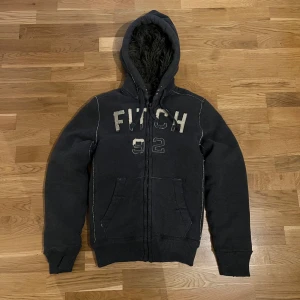 Abercrombie & Fitch Wolf Jaw Jacket - Säljer denna sjukt snygga och eftertraktade A&F wolf jaw jacka. Pälsen och skicket överlag är perfekt utan några defekter alls. Riktigt varm och fungerar perfekt för höst/vintersäsongen. Hör gärna av er vid ytterligare frågor!