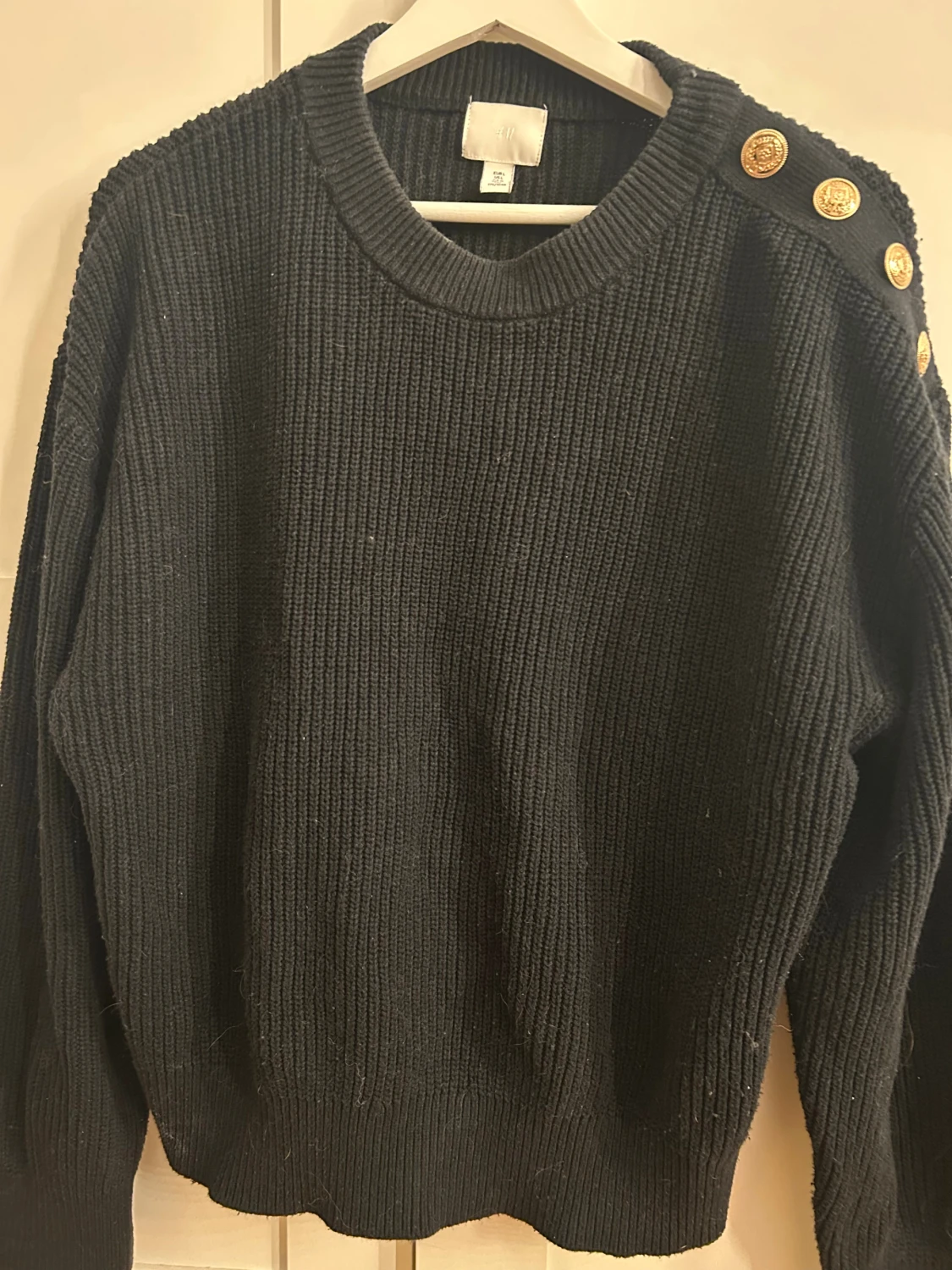 Svart stickad tröja med guldknappar H&M