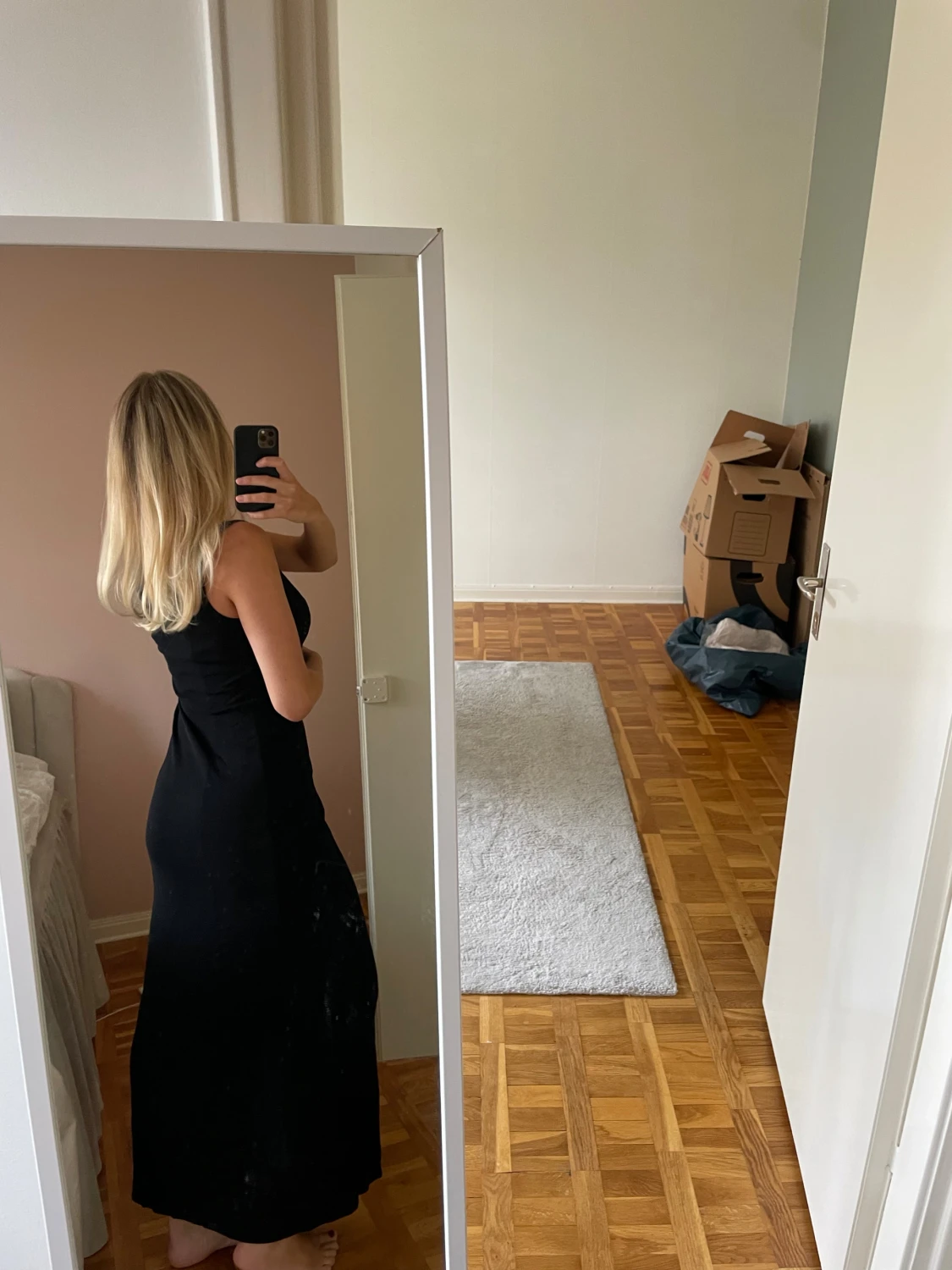 Svart långklänning med ärmlös design - 3