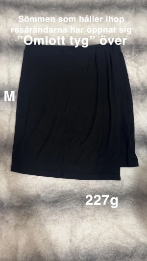 Kjol - Sömmen som håller ihop resår har börjat öppna sig. Storlek M 