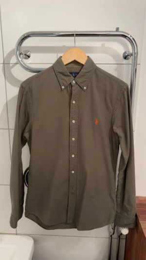 Ralph Lauren skjorta - Säljer denna Ralph skjortan i slim fit.