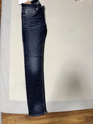 Dondup George jeans  - Jag säljer ett par dondup george jeans som är värda 300€. Dom är sparsamt använda, storleken är W30 L30