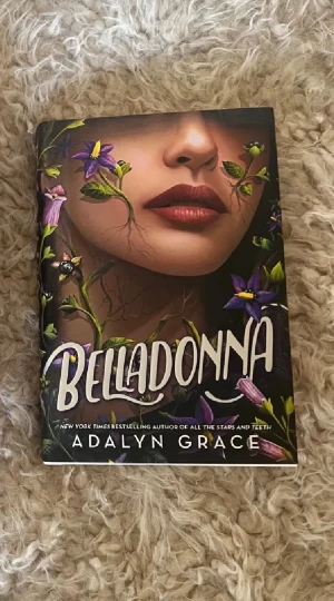 Belladonna - Bok av Adalyn Grace. Perfekt för dig som gillar mörka, romantiska berättelser med mystik och spänning. Passar unga vuxna som vill försvinna in i en värld av hemligheter, död och förbjuden kärlek. På engelska