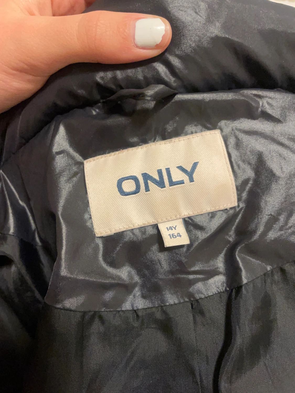 Svart pufferjacka från ONLY med huva - 3