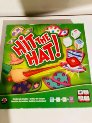 Hit the Hat! - Hit the Hat! är ett färgglatt och roligt spel där du ska slå till rätt hatt med en pinne. Perfekt för ungdomar som gillar snabba utmaningar och vill träna sin intuition och observationsförmåga. Spelet har coola hattar och tärningar som gör varje omgång unik och spännande.
