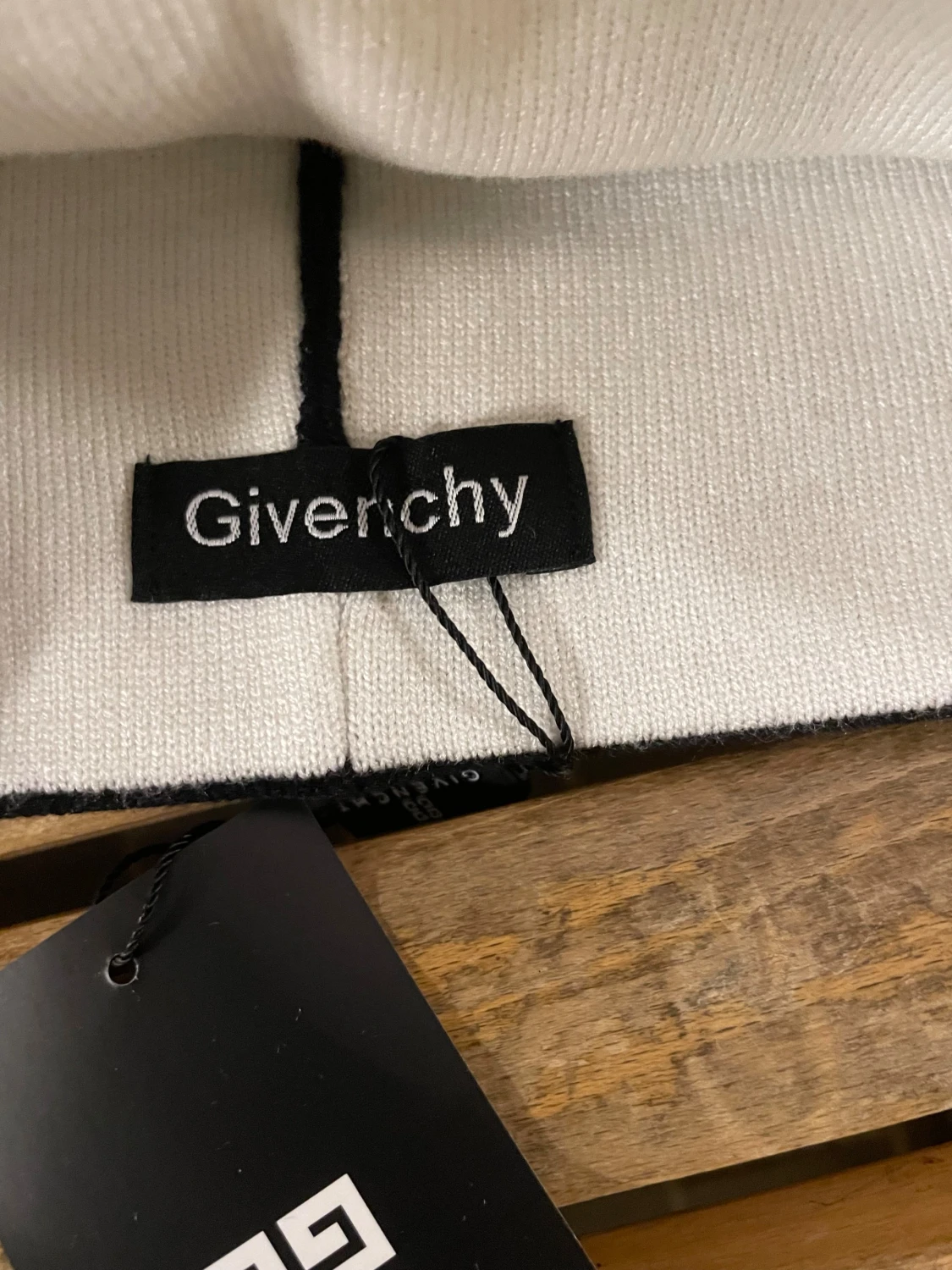 Svart mössa från Givenchy - 1