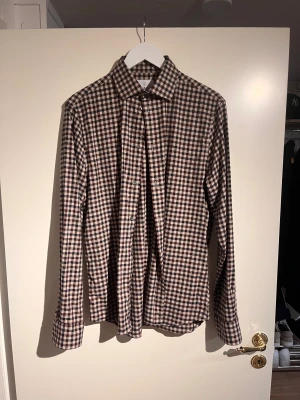 Rutig skjorta från Bläck i bomull - Rutig skjorta med jägar vibe, bra material i Tailored fit. Passar bra till barbour jackor eller allmänt old money stil