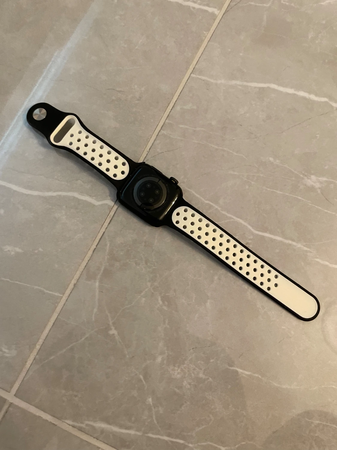Apple Watch med svart/vitt sportarmband - 2